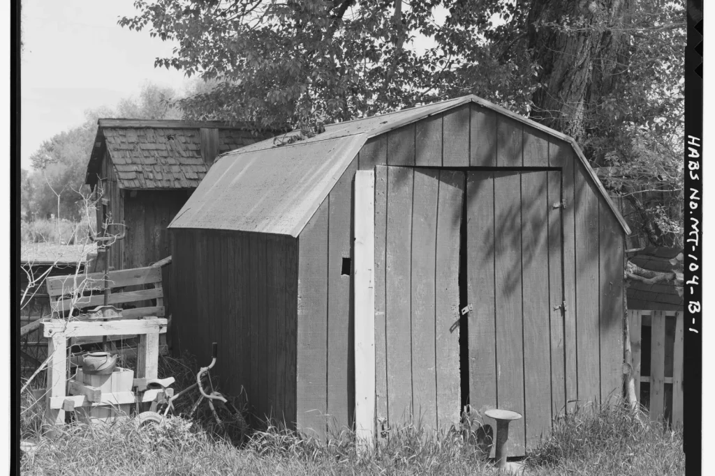 Ancien abri de jardin en bois, photo en noir et blanc