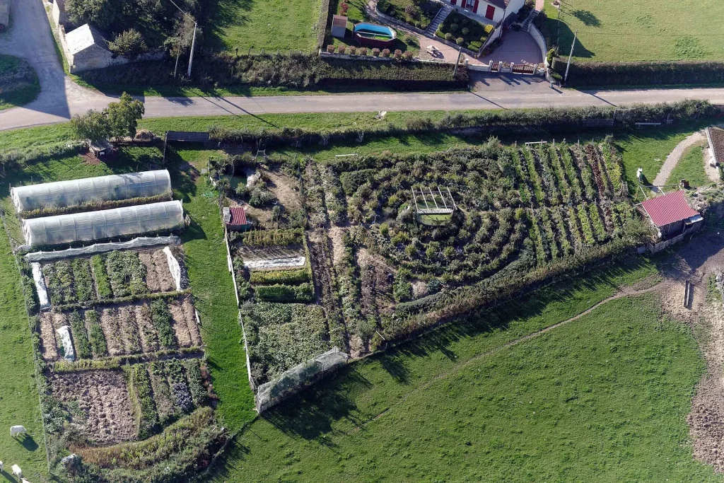Vue aérienne d'un jardin pédagogique en permaculture