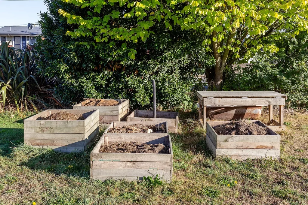 Bacs à compost en bois dans un jardin partagé