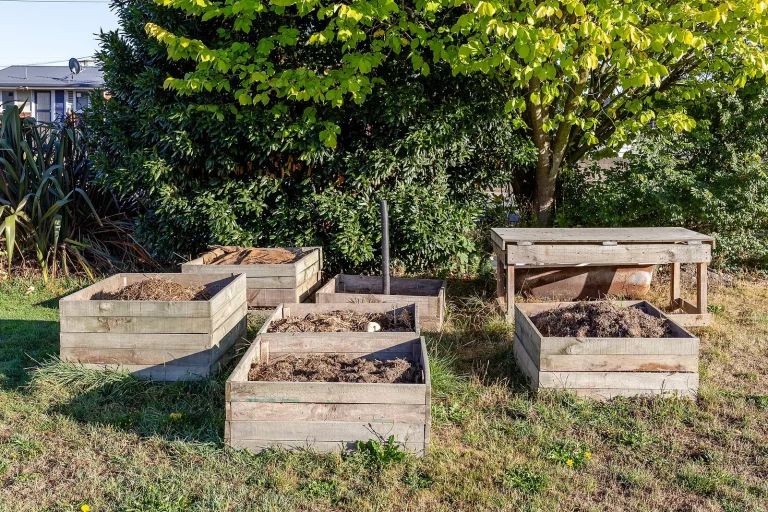 Bacs à compost en bois dans un jardin partagé
