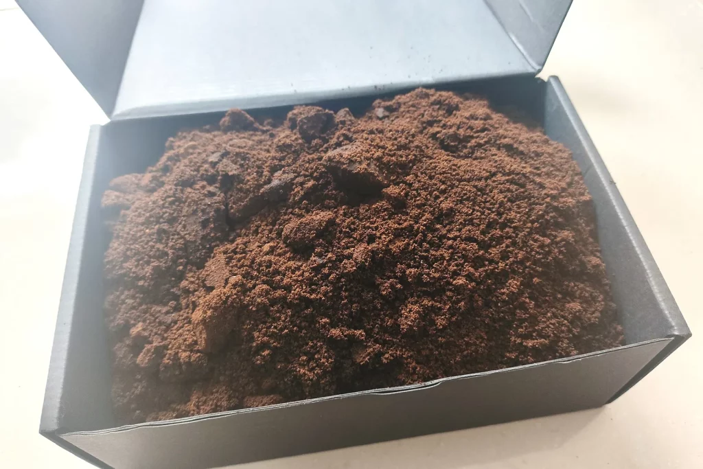 Marc de café récupéré dans une boîte en carton