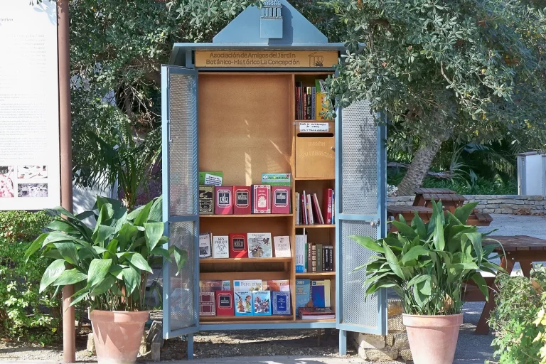 Boîte à livres en bois dans un jardin botanique