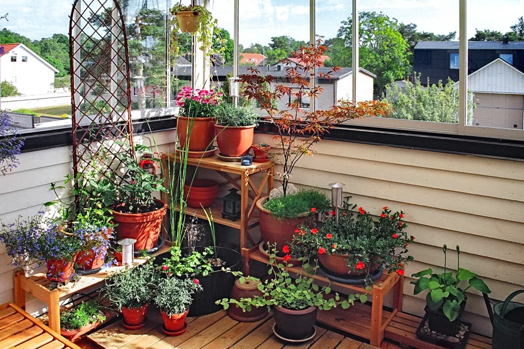 Balcon garni de plantes et de légumes en pots